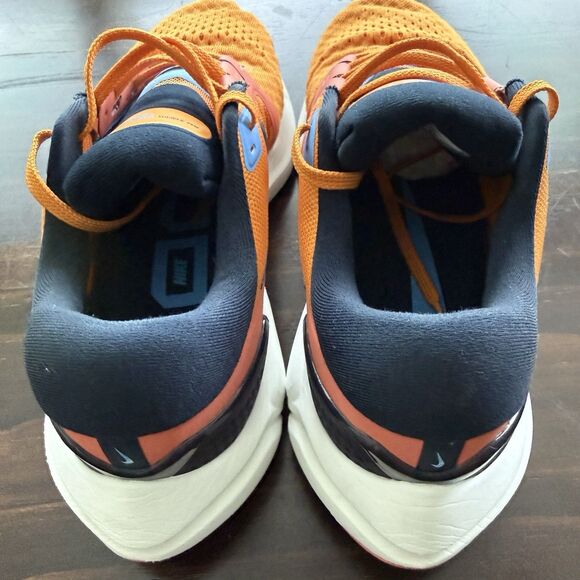 Size 10.5 - Nike Air Zoom Vomero 16 Light Curry Dark Obsidian - Picture 3 of 10